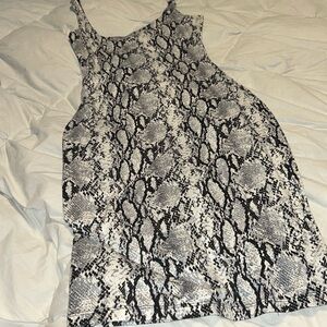 How beautiful is this BODYCON SNAKE DRESS!? 🖤🤍